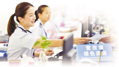 圖為參賽選手在進(jìn)行營改增業(yè)務(wù)實(shí)際操作服務(wù)競(jìng)賽。 新華社記者 宋為偉攝