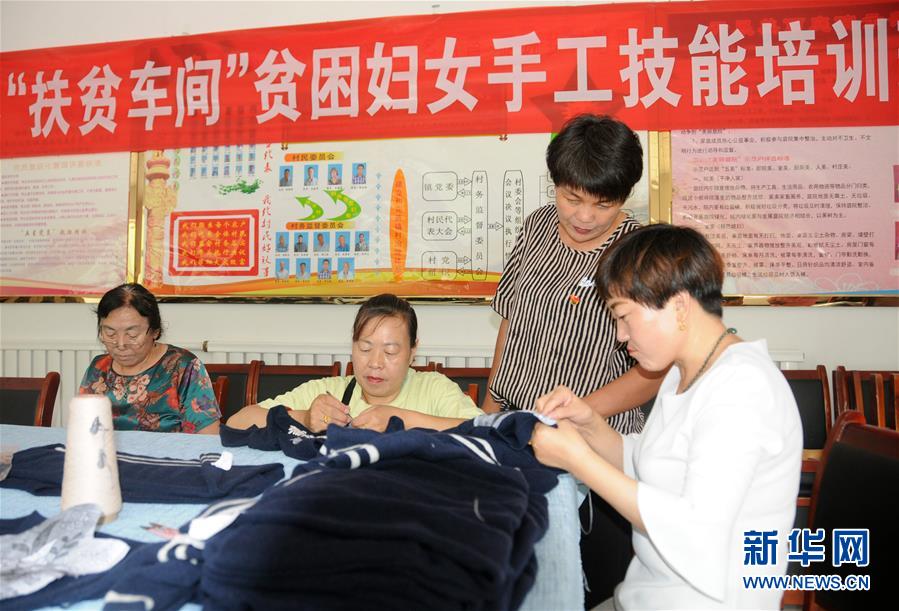 (決戰(zhàn)決勝脫貧攻堅·圖文互動)(1)內(nèi)蒙古河套:一雙巧手、一副棒針、一團毛線打造貧困戶“炕頭經(jīng)濟”